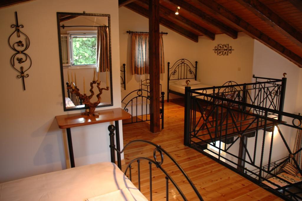 Iron House Apartment Agios Georgios  Ruang foto