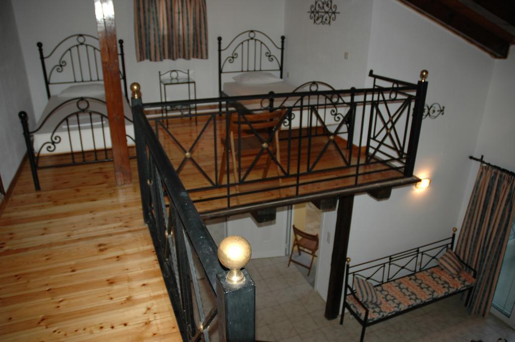 Iron House Apartment Agios Georgios  Ruang foto